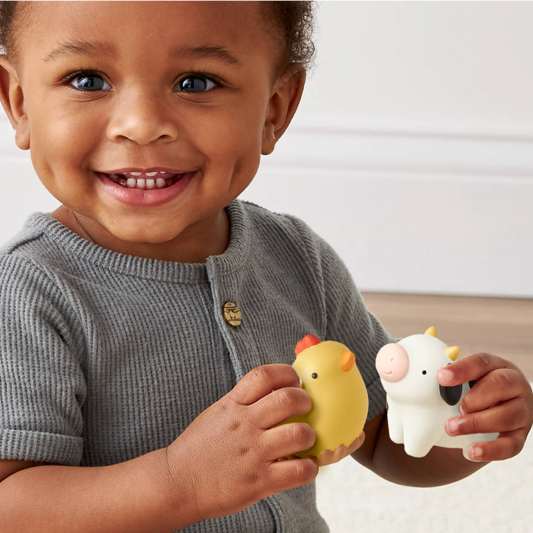 Itzy Play Barn Spill + Fill Activity